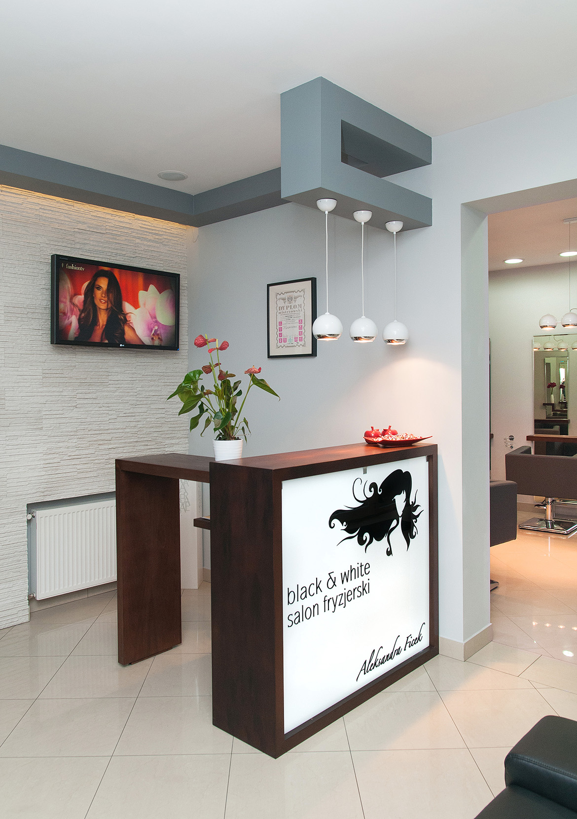 Recepcja salonu Black & White